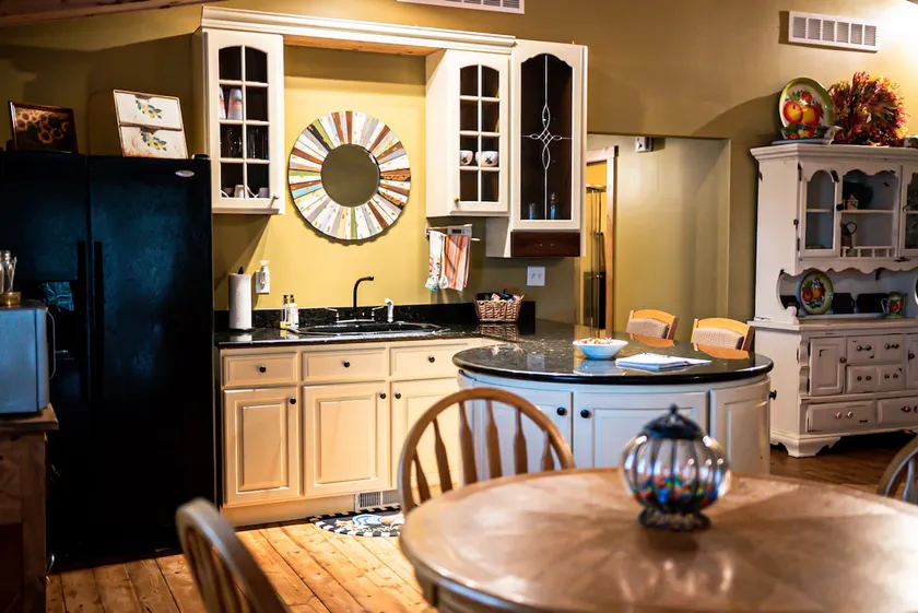 Private 3 bedroom guesthouse - Image 1