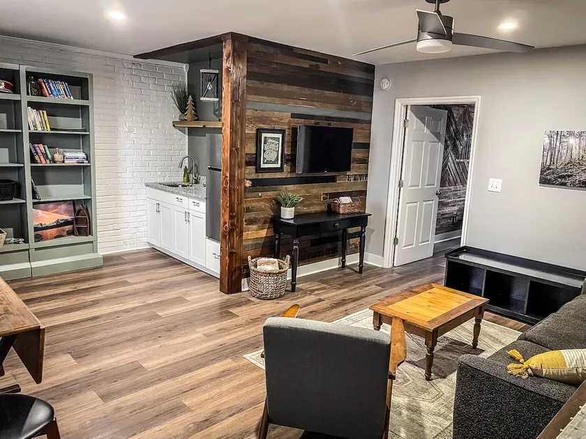 2 person suite, 10 miles frm dwtwn, free parking! - Image 1
