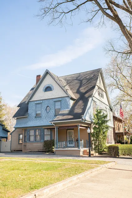 Upscale, Walk to Downtown, 5BD - Image 1