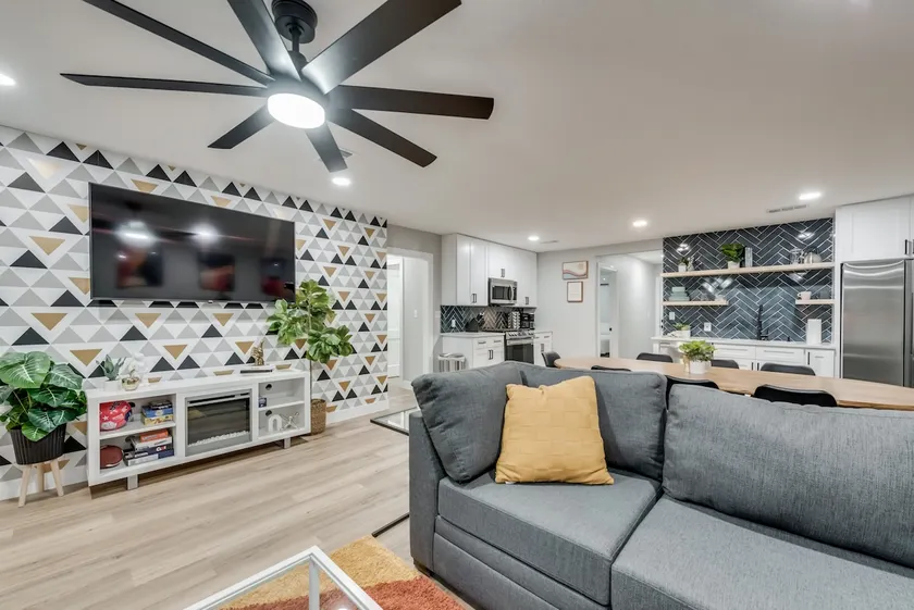 Royal Den | 5 BR, 5 King-Size Beds | Walk to UNT - Image 1