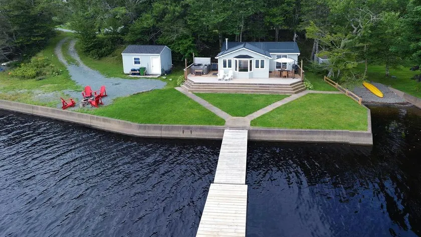 Lakefront 2BR cottage w/ hot tub - Image 1