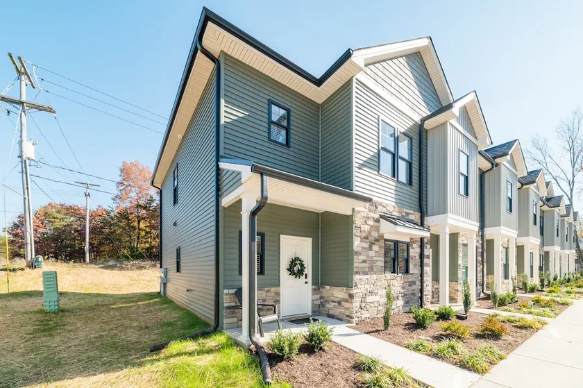 Commons House - Cozy 3BR Townhome -7 Min to LU! - Image 1