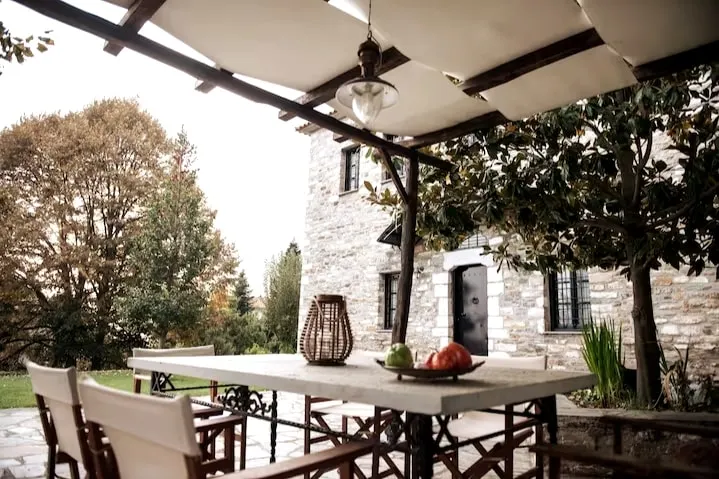 Stone mansion in Portaria - Image 1