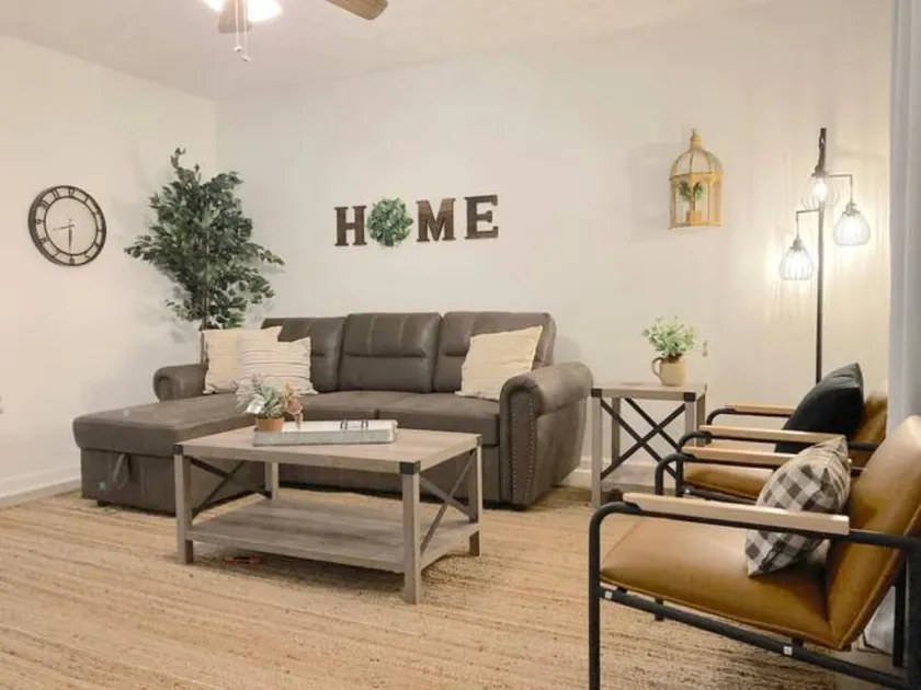 Charming Townhouse Close to Lakepoint with 2 Be/Ba - Image 1