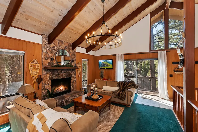 Everwood Serenity Treehouse on Sledding Hill - Image 1