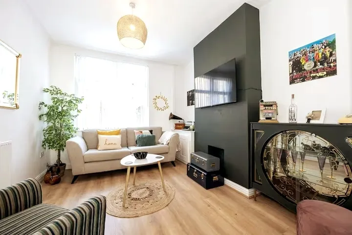 Earp House - Allerton Liverpool Stay - Sleeps 7 - Image 1