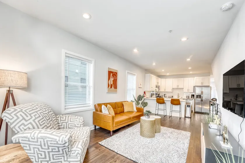 ”La Casa Bianca” 3 Bed Home by H St & Union Market - Image 1