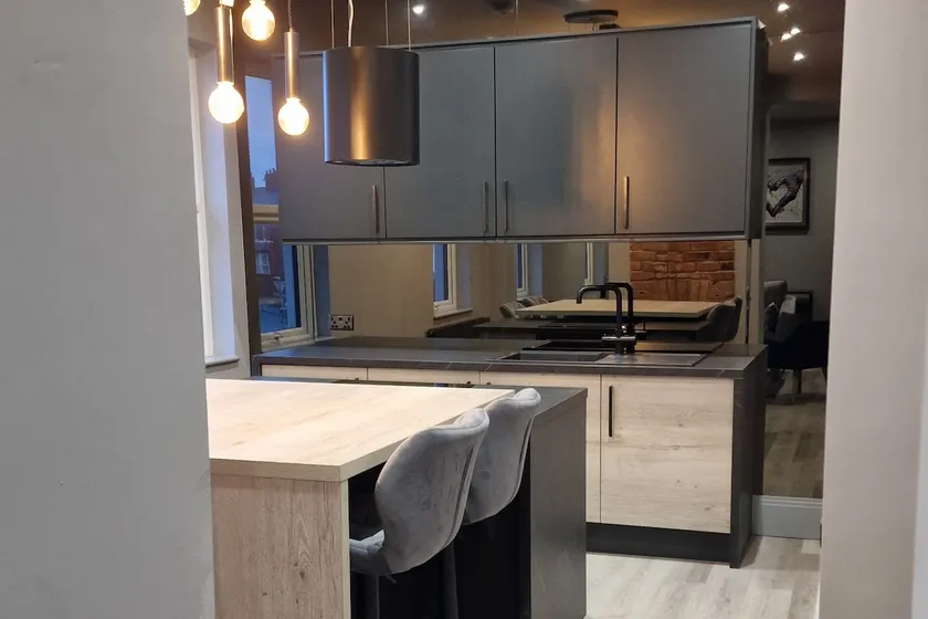 Luxury flat near beach & station - Image 1