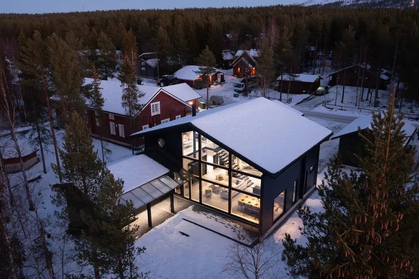 Spacious modern 6-bedroom villa - Image 1