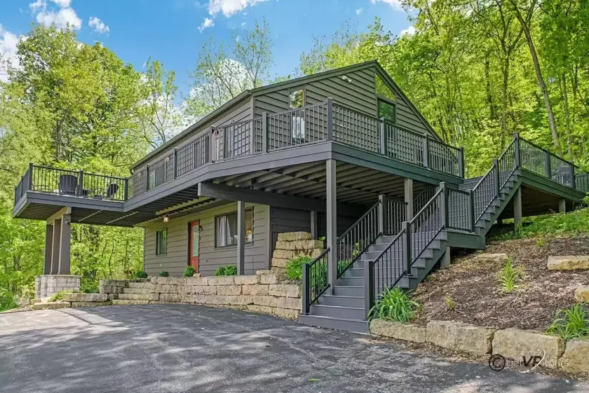 Stunning views, amazing gathering spaces, hot tub - Image 1