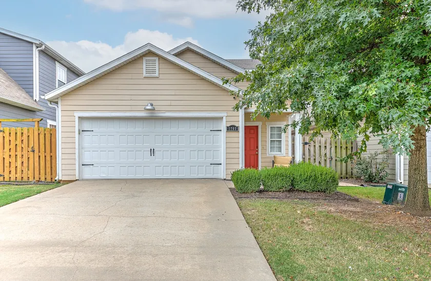 Comfortable 3BR/2BA — Quick 10-Min Drive to XNA - Image 1