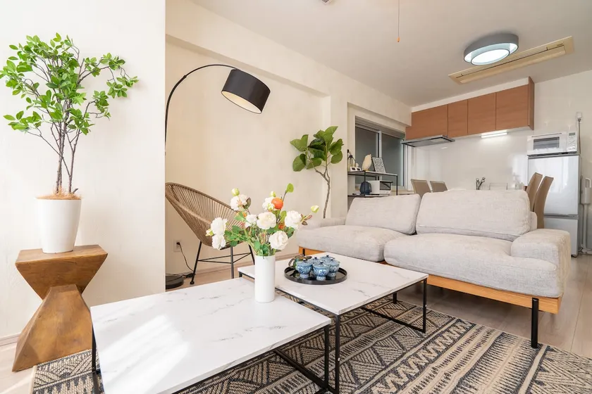 4 min walk to Otemachi station! 12 min walk to Tokyo Station! Spacious 3LDK, large glass windows with good lighting, elevator, convenient transportation, walking distance to the Imperial Palace! - Image 1