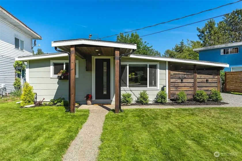 Modern Beach House Bungalow - Image 1