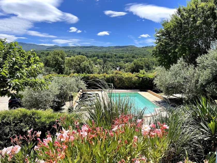 MEGET STILLT HUS MED POOL I FULL LUBERON - Image 1