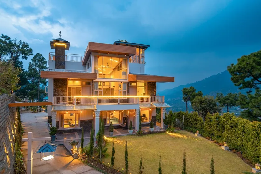 The Vivaak | Luxe 6BR, Heated Pool, Jacuzzi & More - Image 1