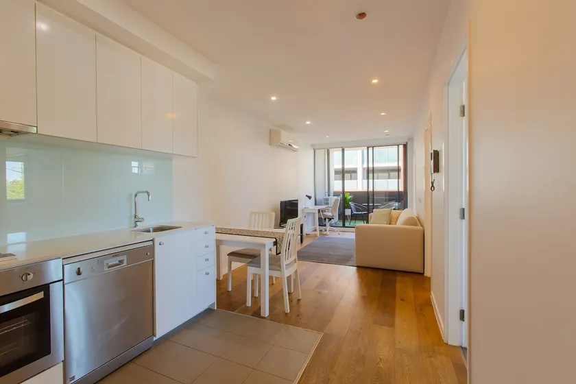 2 Bedrooms 2 Bath Free Parking - Image 1