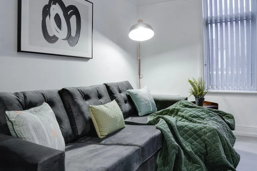 Stylish 2 bedroom flat - 15 minutes to Liverpool City Centre - Image 1