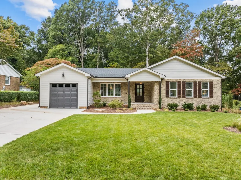 Stunning Home, Conveniently Located in Raleigh. - Image 1