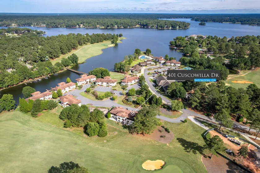 Relax in this serene environment, golf course view - Image 1