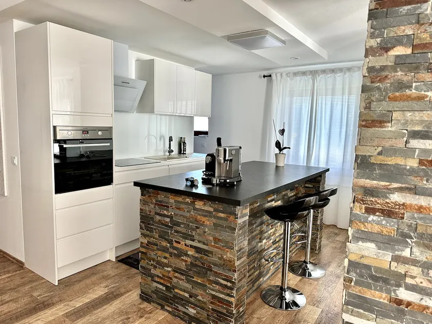 Spacious Cosy Apt with Pool and Parking - Image 1