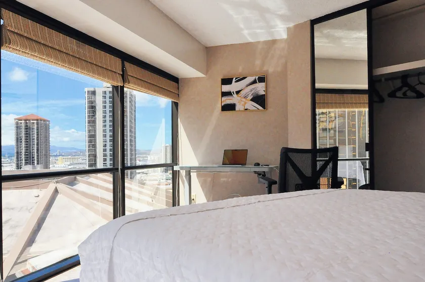 2BR+DEN Downtown Honolulu Ocean View Free Parking - Image 1