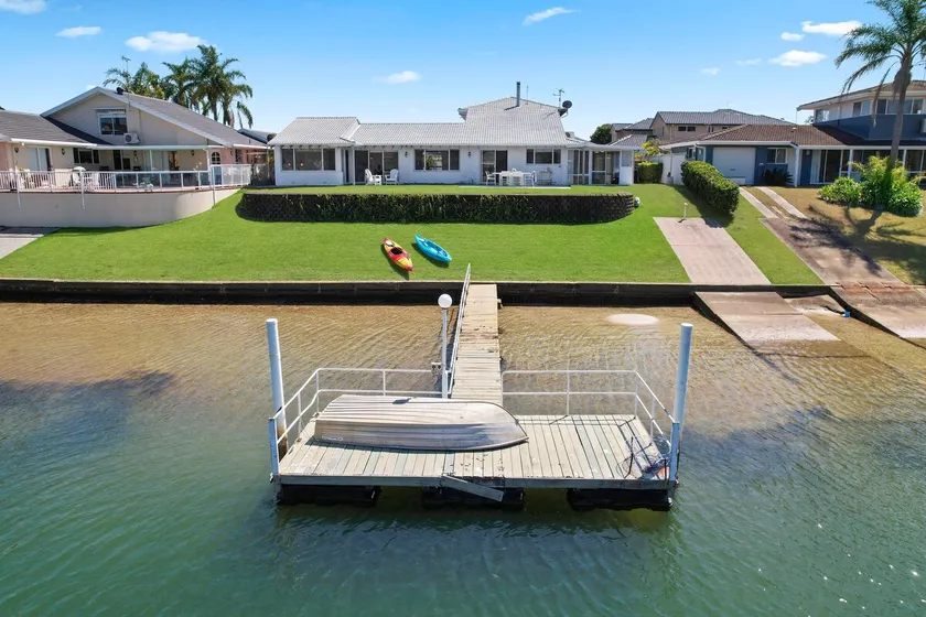 Deja Bleu - great family home with jetty - Image 1