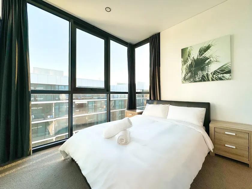 High-Rise Heaven - 2BR with Pool, Gym, Steam&Sauna - Image 1