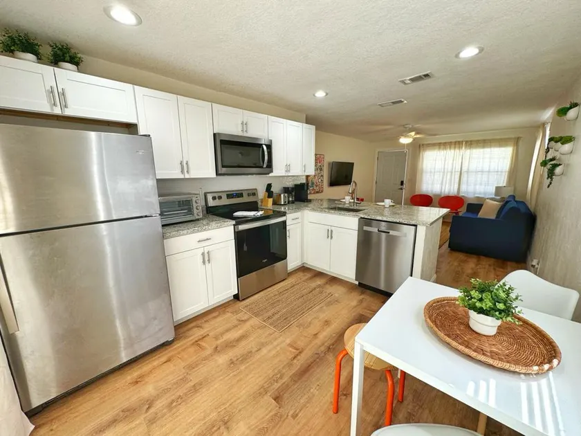 NEW*Gorgeous Sunshine-Up 6 Guests-Private Backyard - Image 1