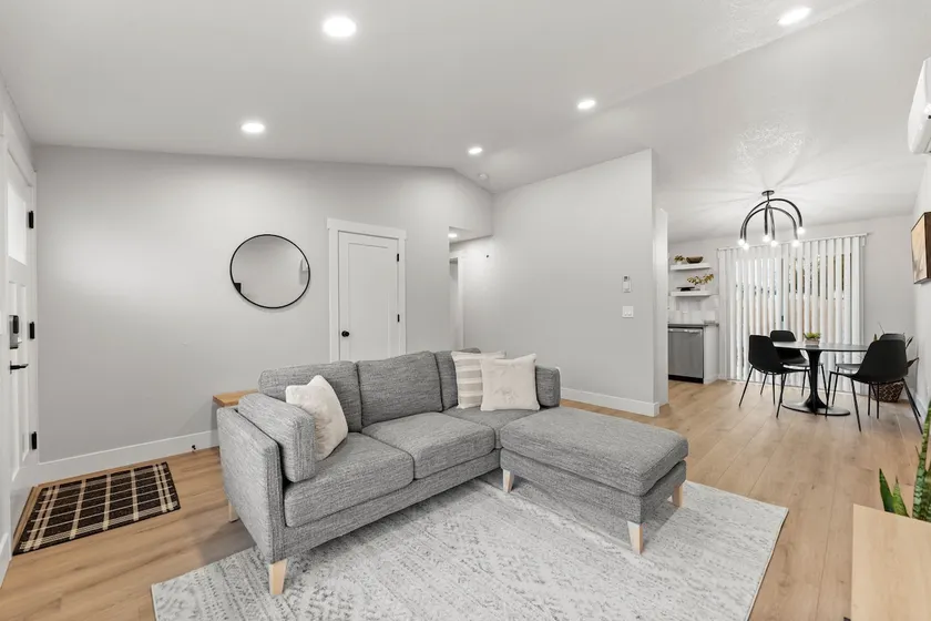 Light & Perfect NW Stay with Modern Amenities - Image 1
