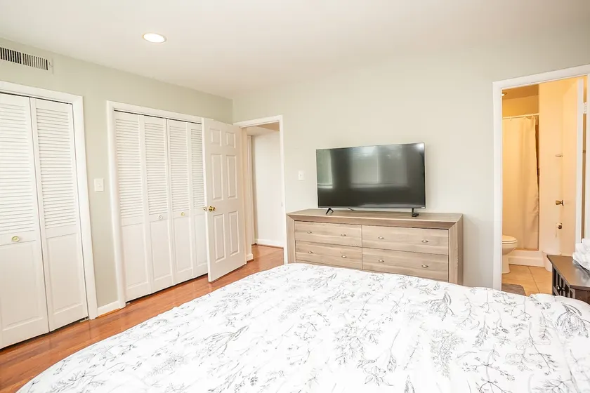 Comfy and Cozy -Minutes from DC! - Image 1