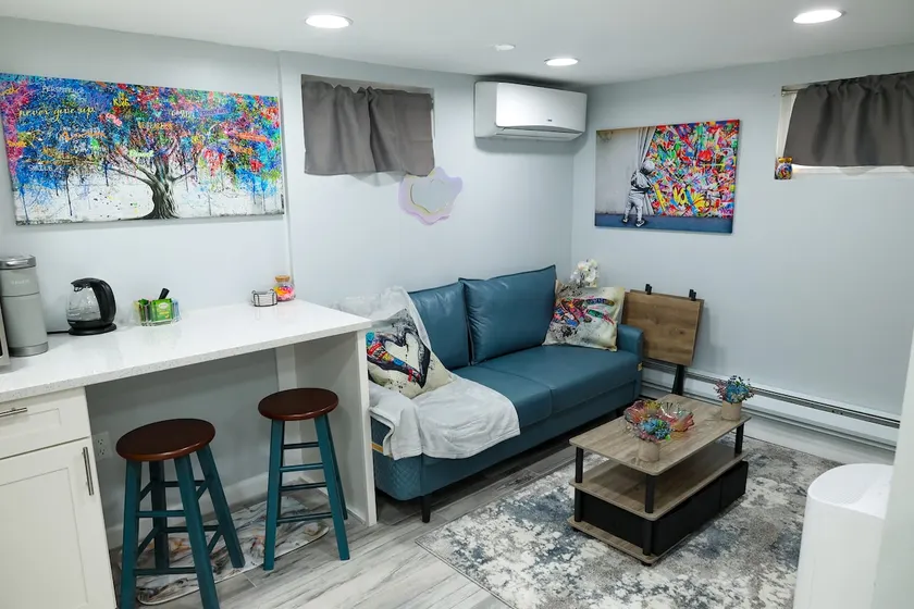 Cozy NYC On The Island - Image 1