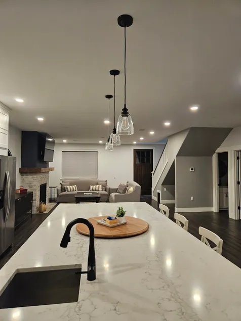 Emerald City Elegance: 5 bd 3 b open common area - Image 1