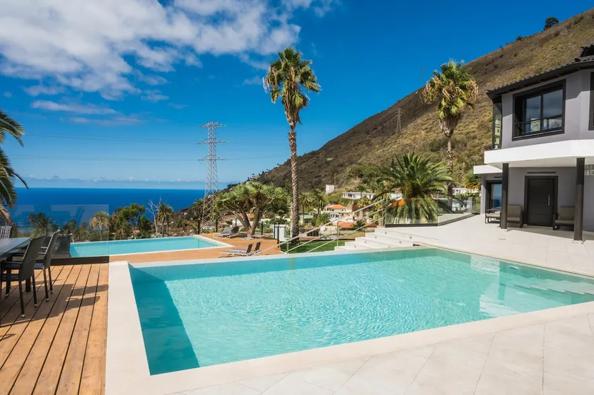 Villa Crone Apt. 1 with 2 Infinity Pools & Jacuzzi - Image 1