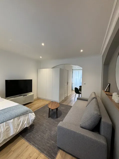 The Nice Apartment - Free Parking, Wifi, RER C - Image 1