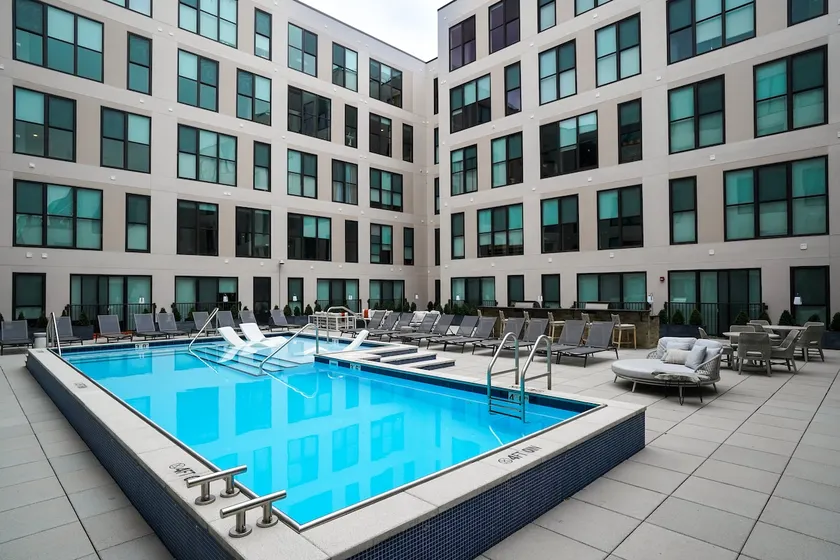 Apartment w/Pool+Gym + Free Onsite Parking - Image 1