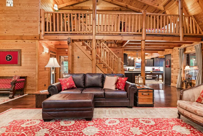 Luxury Log Home Retreat near Nashville Tennessee - Image 1