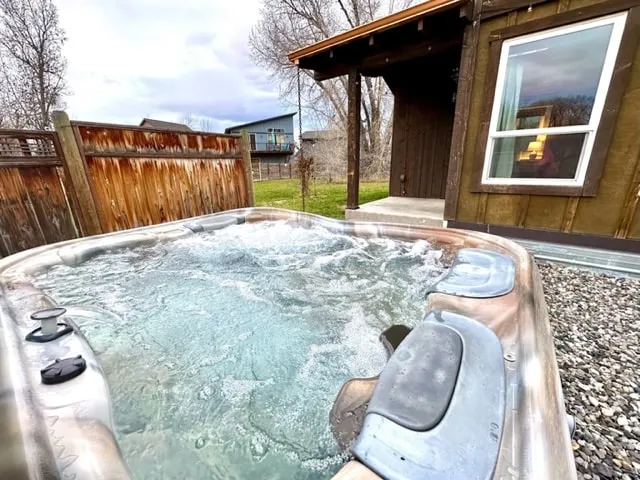 Cozy cabin with secluded Gallatin River access - Image 1