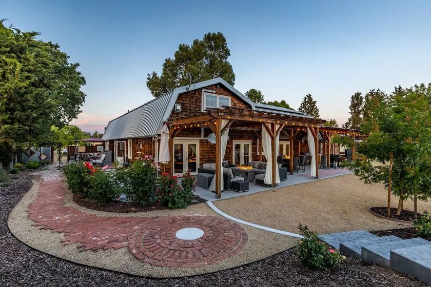Cozy Lux Barnhouse in Paso Robles, California - Image 1