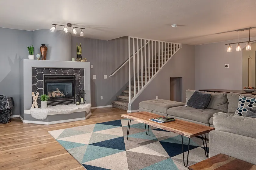 Cozy Townhouse Close To Airport - Image 1
