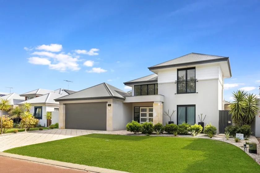 2 Story luxury beach house - Image 1