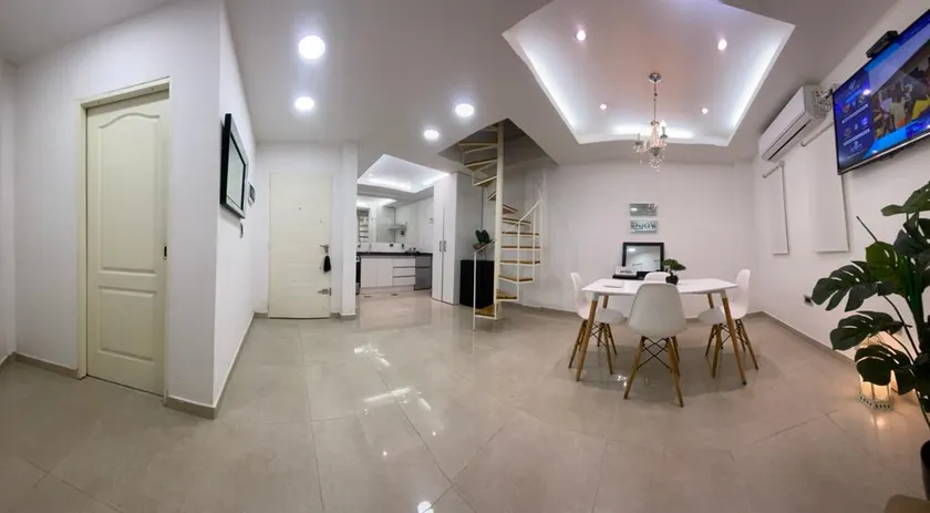 The house is minutes away from the airport. - Image 1
