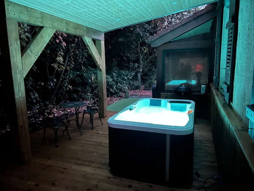 The townhouse with a hot tub - Image 1