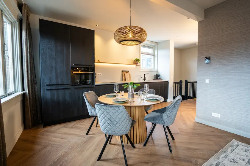 Luxury apartment near the city center - Image 1
