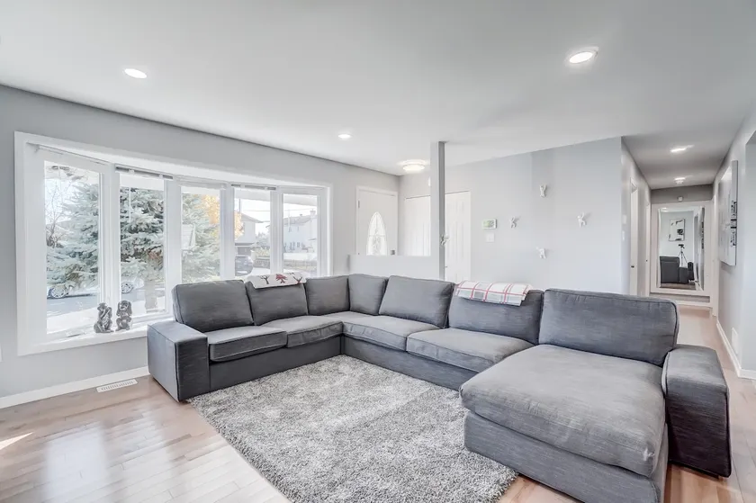 Cozy, spacious and modern home private main floor - Image 1