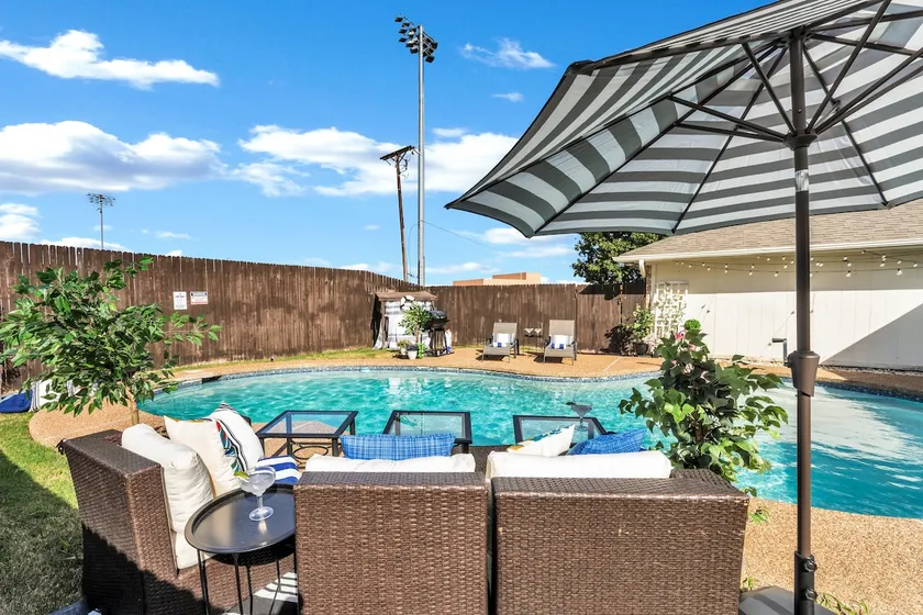 Pool PlayHouse: Firepit, Grill, Games & Sunlounger - Image 1