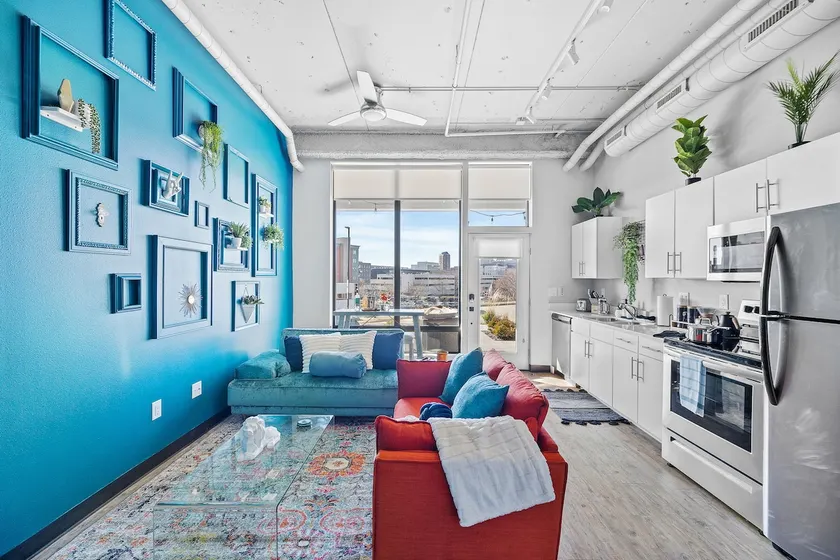 Near Wells Fargo Loft With Private Terrace and Gym - Image 1