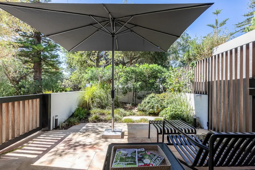 Chic Garden Apartment - Image 1