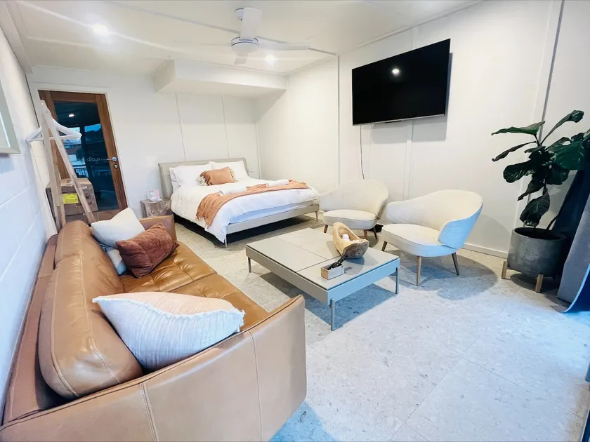 Waterfront hidden gem with outside Jacuzzi - Image 1
