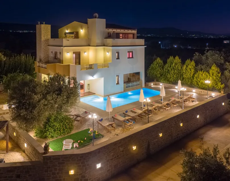 Spacious Family Villa near to amenities with pool - Image 1