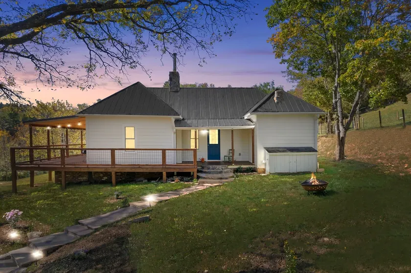 Luxurious Appalachian Farmhouse on the Ivy River - Image 1